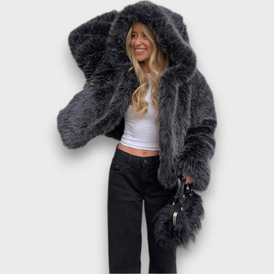 Leyana – Veste à capuche oversize en fausse fourrure gris fumé