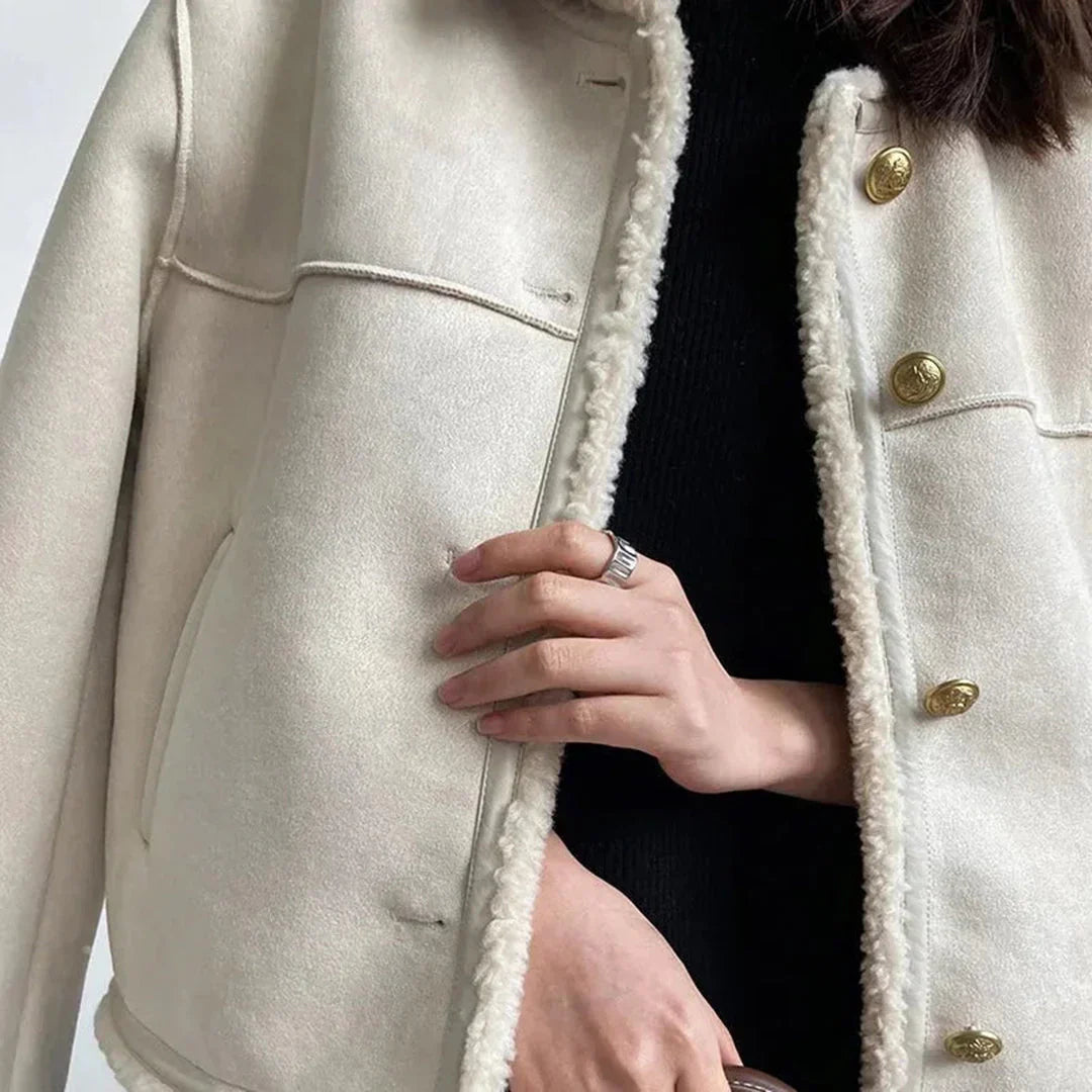 La veste à boutons en fourrure d'Isabella