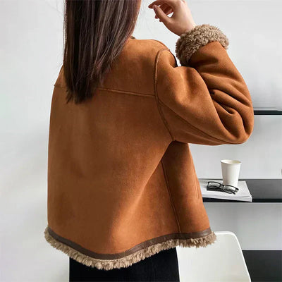 La veste à boutons en fourrure d'Isabella
