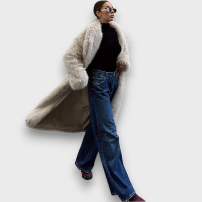Liviane – Maxi manteau en fausse fourrure avec une touche couture