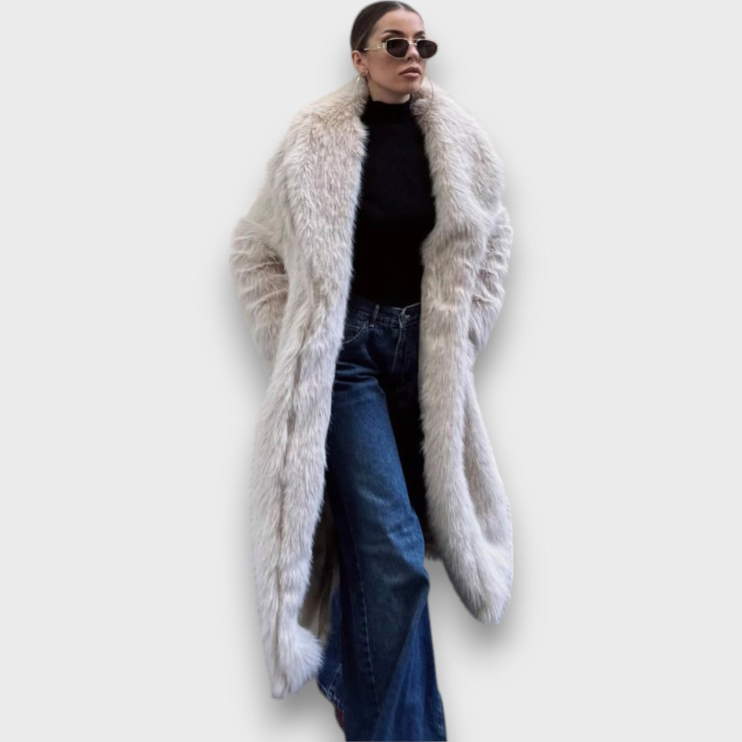 Liviane – Maxi manteau en fausse fourrure avec une touche couture