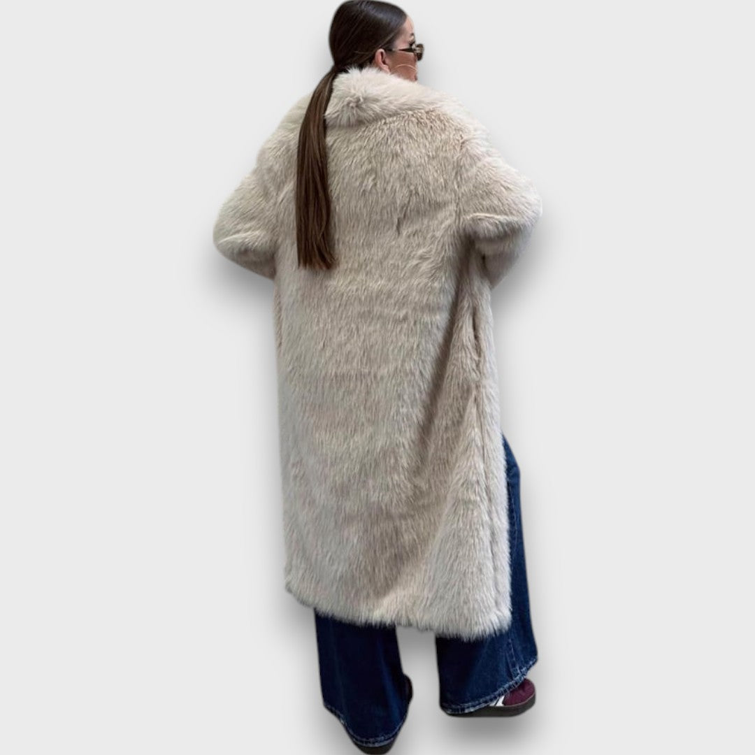 Liviane – Maxi manteau en fausse fourrure avec une touche couture