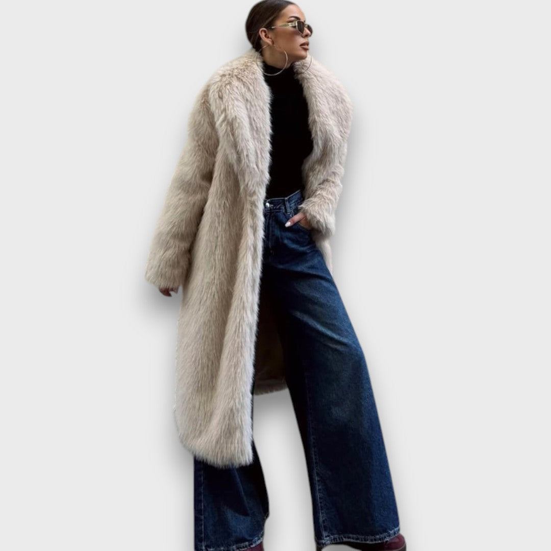 Liviane – Maxi manteau en fausse fourrure avec une touche couture