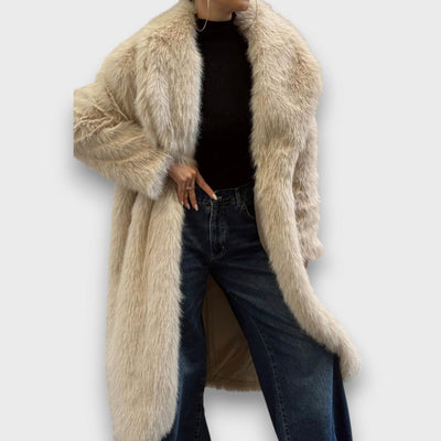 Liviane – Maxi manteau en fausse fourrure avec une touche couture
